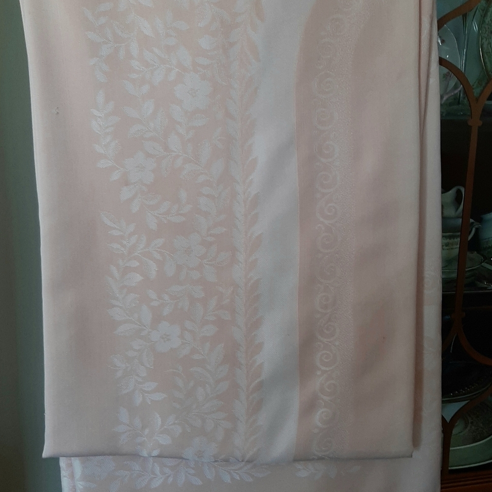 Vtg Damask Pastel Pink Tablecloth and 6 Piece Napkin Set.
